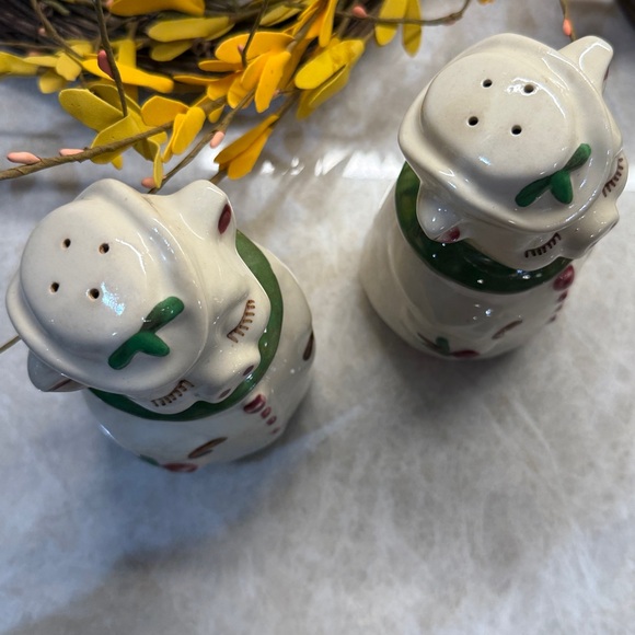 Vintage Winnie Pig Salt and Pepper Shakers by Shawnee - Picture 4 of 6